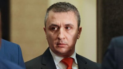 Александър Николов лоялен на Слави, хвърля оставка в понеделник