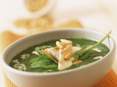 Цвят зелен с Lupa.bg: Спаначена крем супа с топено сирене и кедрови ядки