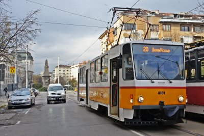 Трамвай аварира на "Дондуков", спря всички мотриси