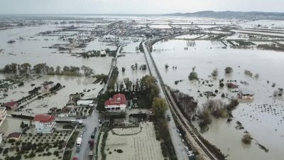 Двама души загинаха в Албания при силна буря която обхвана