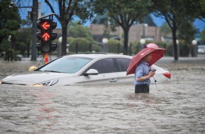 Десет души са загинали в централната част на Китай при проливните дъждове