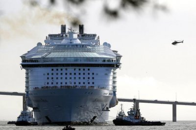 Най големият круизен кораб в света се удари докато навлизаше в