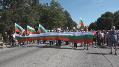Жителите на Стражица и Полски Тръмбеш блокираха три ключови участъка