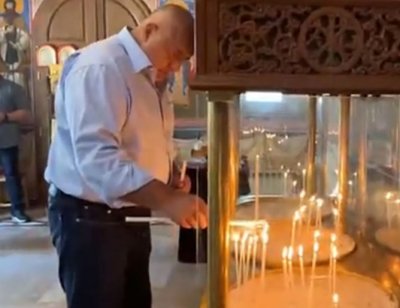 Лидерът на ГЕРБ Бойко Борисов запали свещи в Дивотинския манастир