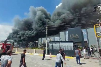 Най малко десет души пострадаха днес при пожар във фабрика за производство