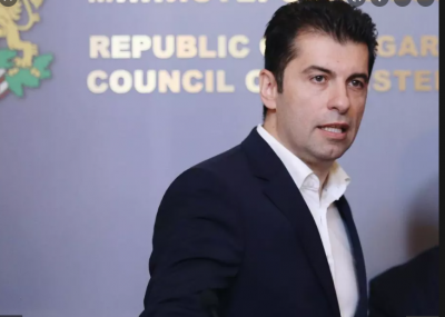 Премиерът Кирил Петков изненада депутатите като се появи изненадващо в