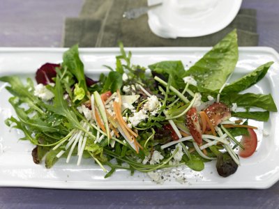 Зелена зеленчукова салата със сусамов дресинг и сирене