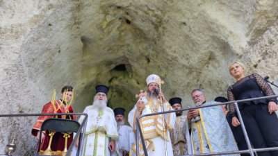 За пръв път: Владиката Яков отслужи литургия в скални манастири
