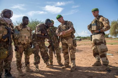 Франция започна изтеглянето на войските си от Мали с предаването