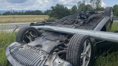 Кола се обърна по таван на пътя София-Бургас заради удар в насрещното (СНИМКИ)