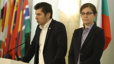Българският премиер Кирил Петков възнамерява да изолира напълно Министерството на външните