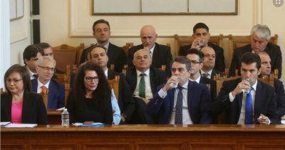 Петков събра министрите в парламента