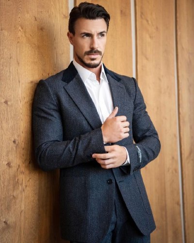 Виктор Стоянов който всички зрители продължават да наричат Ергенът заместни