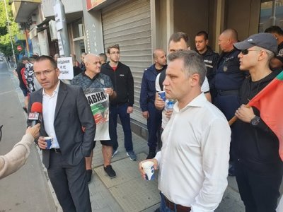 Привърженици на ВМРО са блокирали входа на жилището на премиера