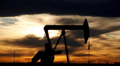 Петролът поевтиня с 2 процента в ранната търговия днес увеличавайки