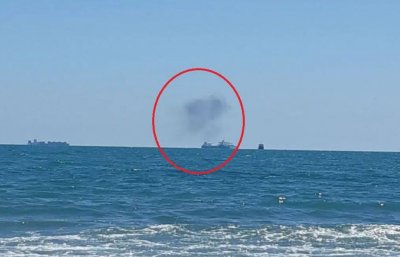 Кълба черен дим излизат от танкер в морето до Бургас За това