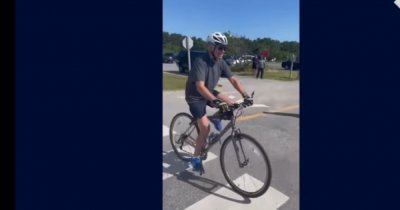 Джо Байдън полетя от колелото си по време на разходка