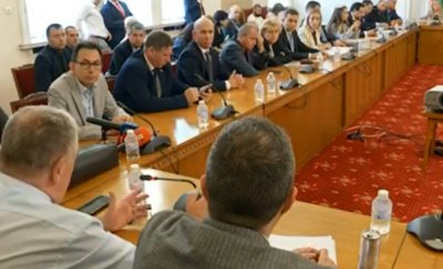 Заседанието на външната комисия в парламента която трябва да обсъди