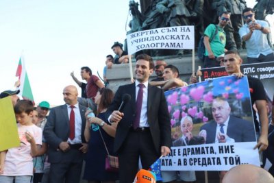 Лидерите на Продължаваме Промяната излязоха пред парламента и се включиха