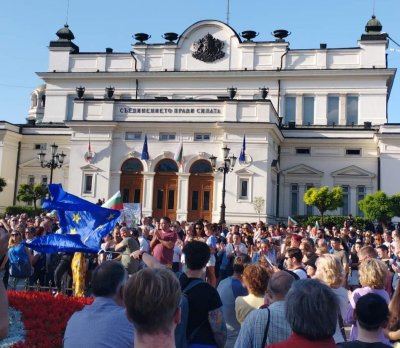 На протеста става "горещо" (СНИМКИ)