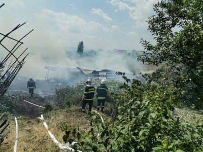 Стопанска постройка се запали в Благоевград (СНИМКА)