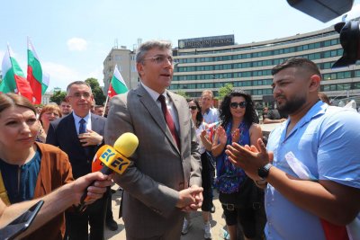 Депутати на ДПС начело с лидера на партията Мустафа Карадайъ