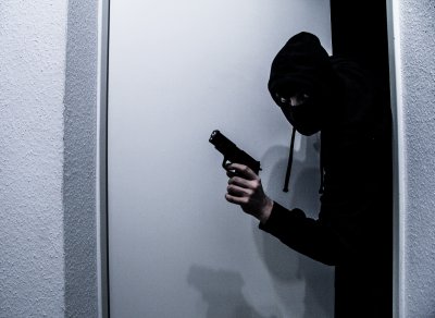 Куриоз: Крадец се стресна от писъците на жена, той - побегна през прозореца на тоалетната 