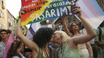 Полицията разтури гей парад в Истанбул, 300 са арестувани