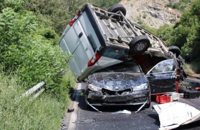 Двама души загинаха при зверска катастрофа между BMW товарен автомобил