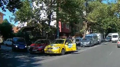 Таксиджия и шофьор си спретнаха боксов мач насред бул Христо