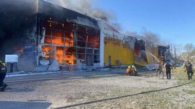 Търговски център в Украйна е бил поразен от руски ракети По това