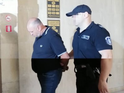 56 годишният сводник Калин Витанов току що бе конвоиран от съдебна охрана