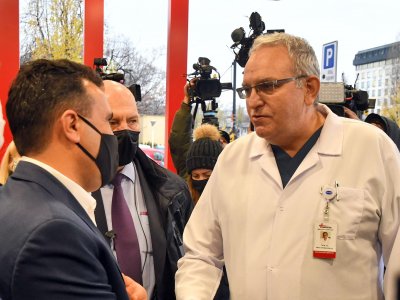 Медиците от "Пирогов" отново излязоха на улицата заради уволнения проф. Поромански 