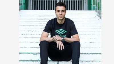 Българският футболист Илия Груев младши който подписа нов договор със завърналия