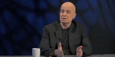 Здравето на Слави Трифонов е следено от четирима от най доверените