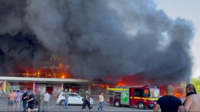 Ракета удари търговски център в украински град Кременчук обяви президентът