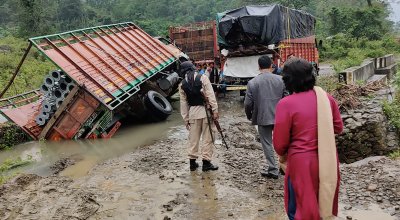 Спасителни екипи в североизточния индийски щат Манипур издирват 20 безследно
