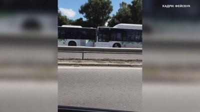 Два автобуса на градския транспорт се удариха в София Инцидентът