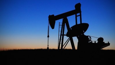 НАЙ-СЕТНЕ: Цената на петрола тръгна надолу