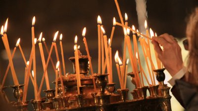 Църковните свещи поскъпнаха двойно Най популярната от 40 стотинки вече