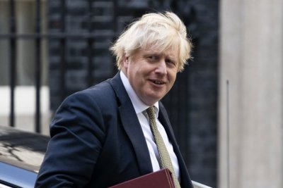 Двама британски министри хвърлиха оставки 