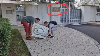 Софиянци стовариха пералня пред прага на Митрофанова (СНИМКИ)