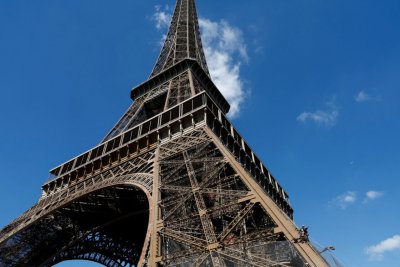 Паника в Париж: Айфеловата кула може да се срути