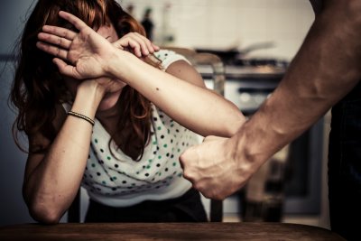 Украинец ошамари дъщеря си и едва не удуши бившата си