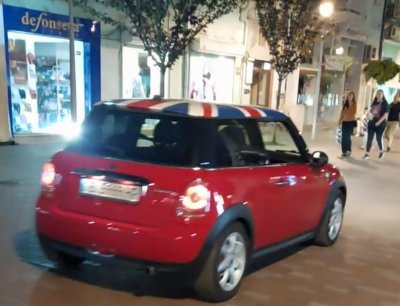Видеоклип на движеща се в пешеходната зона на Варна кола