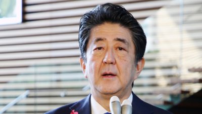 Бившият японски премиер Шиндзо Абе беше прострелян в гърба докато