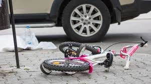 8-годишно дете се блъсна с колело в спряла кола