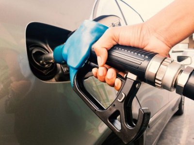 Шофьори "щурмуваха" бензиностанции заради отстъпката 25 стотинки на литър