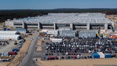 „Тесла“ спира производството в гигазавода край Берлин за две седмици