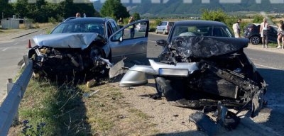 Верижна катастрофа на пътя гр Шипка Казанлък Три автомобила се блъснаха